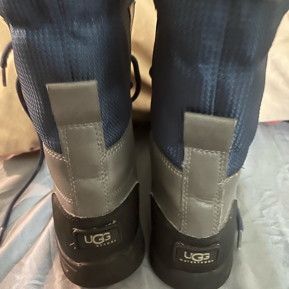 Kids Ugg boots size 3 - Picture 3 of 6